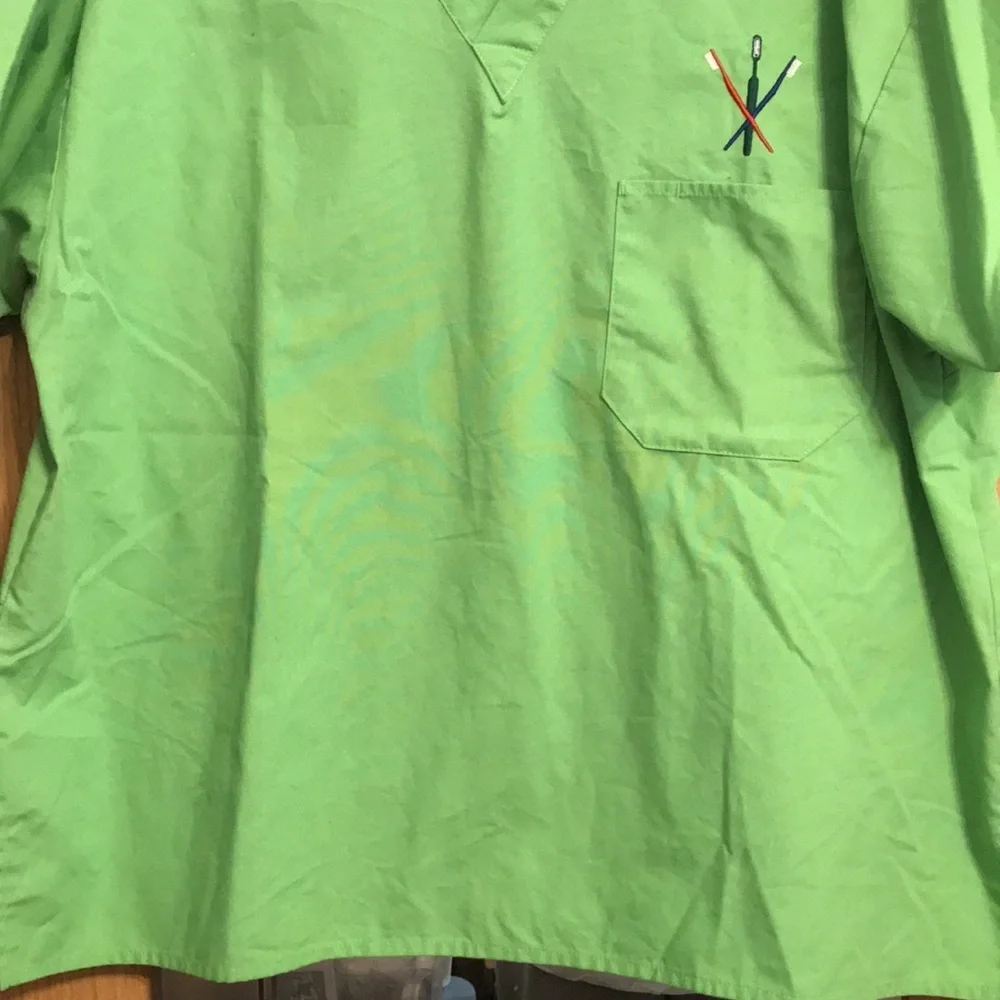 Dickies Large dental scrubs top. Green V neck with tooth brush embroidery - Picture 3 of 10